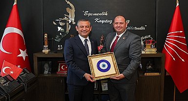 Bir takım temaslar için Ankara'ya giden Menderes Belediye Başkanı İlkay Çiçek, CHP Genel Başkanı Özgür Özel ile bir araya geldi