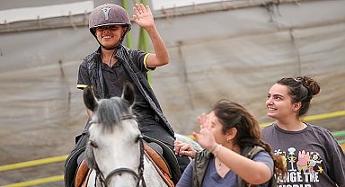 Buca'nın özel çocuklarına atlı terapi