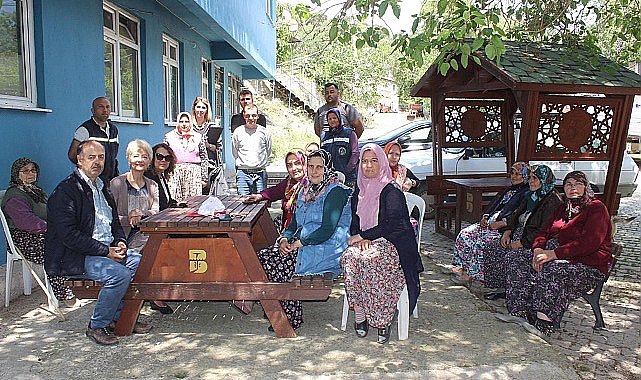 Burhaniye Belediye Başkan Yardımcısı Ayten Tuna kırsal mahallelerde yaşayan vatandaşlarla bir araya gelerek ihtiyaçları dinledi