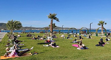 Burhaniye Özgürlük Parkı'nda bugün 08.30 itibarıyla alanında uzman eğitmenlerle sabah sporları başladı