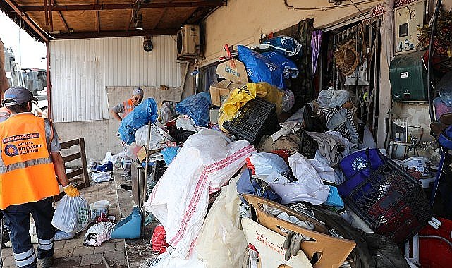 Büyükşehir Zabıtası'ndan çöp ev tahliyesi