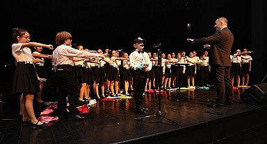 Çocuk ve gençlik korosundan muhteşem performans