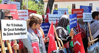 Dokuz Eylül Üniversitesi (DEÜ) öğrencileri, Gazze'de İsrail'in sivillere yönelik sürdürdüğü ölümcül saldırılara karşı bir kez daha harekete geçti