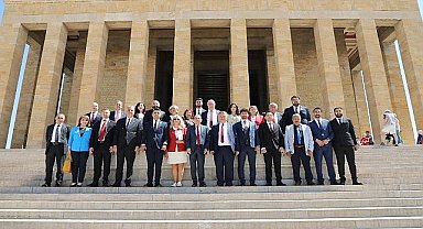 Edremit Belediye Başkanı Mehmet Ertaş, ekibiyle birlikte Anıtkabir'i ziyaret etti