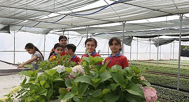 Efeler Yahya Kemal Beyatlı İlkokulu üçüncü sınıf öğrencileri derslerini Aydın Büyükşehir Belediyesi'nin Mimar Sinan Mahallesi'ndeki fidanlığında işledi
