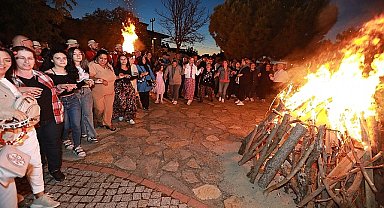 Efes Selçuk Hıdırellez coşkusunu İsabey Mahallesi'nde düzenlenen şenlikle yaşadı. Efes Selçuk Belediyesi tarafından düzenlenen şenlik coşku ve neşe içinde geçti