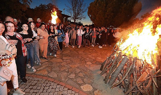 Efes Selçuk Hıdırellez coşkusunu İsabey Mahallesi'nde düzenlenen şenlikle yaşadı. Efes Selçuk Belediyesi tarafından düzenlenen şenlik coşku ve neşe içinde geçti