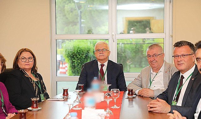 Ege ve Marmara Çevreci Belediyeler Birliği'nin yeni döneminde ilk encümen toplantısı Başkan Ali Kemal Deveciler liderliğinde gerçekleşti