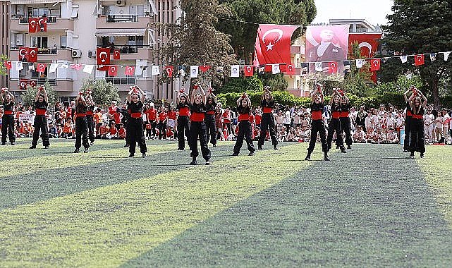 Gençlerin halk oyununa giderek artan ilgisine Efes Selçuk Belediyesi destek oluyor.