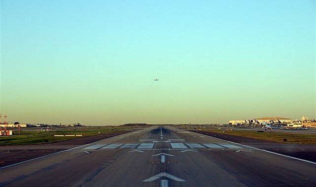 İstanbul Havalimanı'nda Boeing-767 tipi kargo uçağı gövde üzeri iniş yaptı