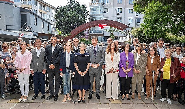 İzmir Büyükşehir Belediye Başkanı Dr. Cemil Tugay, Ulu Önder Gazi Mustafa Kemal Atatürk'ün annesi Zübeyde Hanım'ı Anneler Günü'nde kabri başında andı
