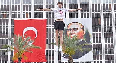 İzmir'de 19 Mayıs coşkusu Cumhuriyet Meydanı rengarenk