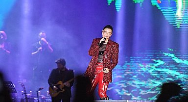 İzmir'de 19 Mayıs coşkusu meydanlara taştı Gündoğdu'da Sıla rüzgarı