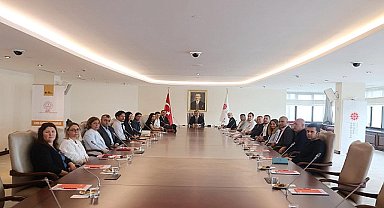 İzmir'de eğitimcilere dezenformasyon ve yeni medyanın önemi anlatıldı