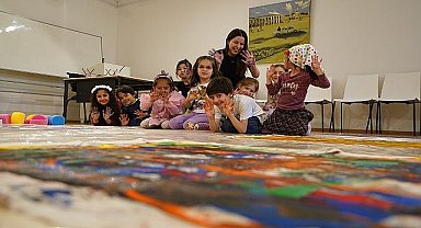 Kadırga Sanat Galerileri'nin Bez Kumaş Üzerine Soyut Sanat Atölyesi'nde Kendi Desenlerimizi Oluşturuyoruz