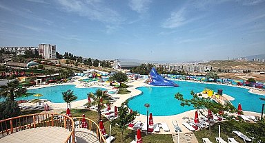 Karabağlar'da Aqua Yaşam Yüzme Havuzu açıldı