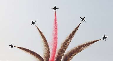 Karaman semalarında uçuş yapan Türk Yıldızları'nın gösterisi nefes kesti. Belediye Başkanı Savaş Kalaycı, Türk Yıldızları gösterisini vatandaşlarla birlikte izledi