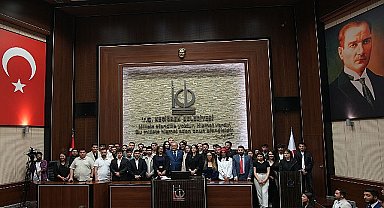 Keçiören Belediyesi Meclisi'nde düzenlenen özel oturumla meclis faaliyetleri gençlere devredildi