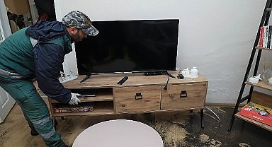 Keçiören'de sağanak yağışın neden olduğu taşkınlarda evini su basan vatandaşların yardımına Keçiören Belediyesi koştu