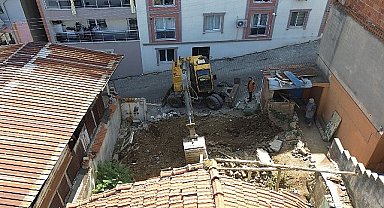 Kemalpaşa Belediyesi, kent dokusunu bozan ve yıkılma riski taşıyan metruk yapıların yıkım çalışmalarına aralıksız devam ediyor