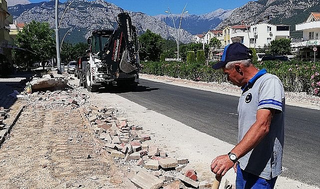 Kemer'de yol ve kaldırım çalışmaları