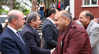 Konya Büyükşehir Belediye Başkanı Uğur İbrahim Altay ve Selçuklu Belediye Başkanı Ahmet Pekyatırmacı, Cuma Buluşmaları çerçevesinde Anadolu Teknik Sanayi Camii'nde sanayi esnafıyla bir araya geldi