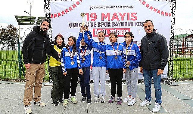 Küçükçekmece Belediyesi ve İlçe Milli Eğitim Müdürlüğü işbirliği ile okullar arası 19 Mayıs Gençlik ve Spor Bayramı kros yarışması düzenlendi