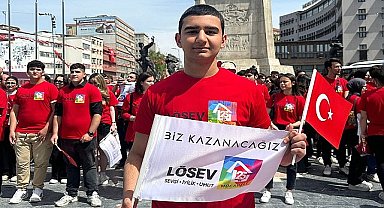 LÖSEV'in iyileşmiş gençleri, 19 Mayıs'ta büyük önder Mustafa Kemal Atatürk'ü anmak ve saygılarını iletmek amacıyla Ulus'ta Atatürk Anıtı'na çelenk koydu