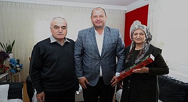 Menderes Belediye Başkanı İlkay Çiçek Anneler Günü'nde şehit anneleri ile huzurevinde yaşayan anneleri unutmadı