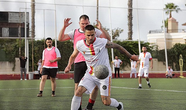 Narlıdere Belediyesi'nin, 19 Mayıs Atatürk'ü Anma Gençlik ve Spor Bayramı etkinlikleri kapsamında düzenlediği futbol turnuvasının ilk günü keyifli anlara sahne oldu