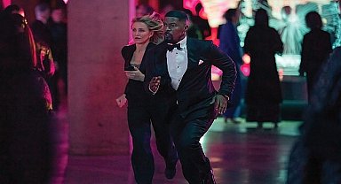 Netflix, başrollerinde Jamie Foxx ve Cameron Diaz'a yer veren Back in Action'ın yayın tarihini filmden ilk görsellerle paylaştı