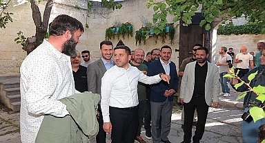 Nevşehir Belediye Başkanı Rasim Arı, çekimleri Nevşehir'in Ürgüp ilçesine bağlı Mustafapaşa Köyünde devam eden Kara Ağaç Destanı dizisinin setini ziyaret ederek, dizi oyuncuları ile bir araya geldi