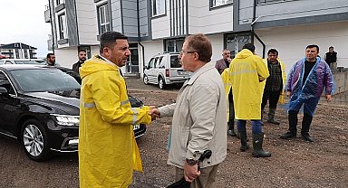 Nevşehir'de etkili olan sağanak yağış dolayısıyla Nevşehir Belediyesi ekipleri, su taşkınlarını engellemek ve yağıştan etkilenen vatandaşlara yardım etmek için yoğun bir çalışma sergiliyor