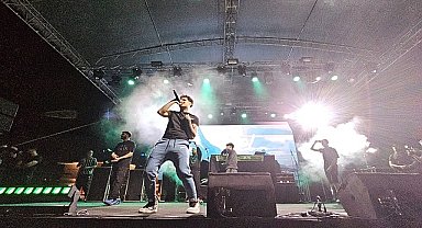 Osmangazlili gençler Türkçe rapin yıldızlarıyla coştu 