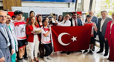 Samsun'dan Gelen Bayrak ve Toprak Genç Doktorlara Teslim Edildi