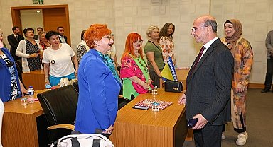 Selçuklu Belediye Başkanı Ahmet Pekyatırmacı Saraybosna Mevlevihanesi'nde eğitim alan Bosna Hersekli kursiyerler ile belediye meclis salonunda bir araya geldi