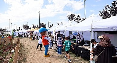 Selçuklu Belediyesi Konya Bilim Merkezi'nde düzenlenen SERAFEST etkinliğine katılarak kompost üretimi standında kompost üretimi hakkında vatandaşları bilgilendirdi