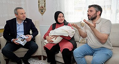 Sivas Belediye Başkanı Dr. Adem Uzun, işitme engelli Ayşegül ve Turan Aktaş çiftinin evine konuk olarak yeni doğan bebekleri için göz aydınlığı verdi