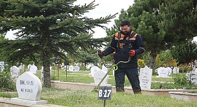 Sivas Belediyesi, mezarlık alanlarında düzenli olarak gerçekleştirdiği temizlik çalışmalarına devam ediyor