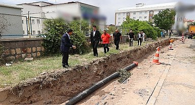 2000 Evler Mahallesi'nde altyapıdan kaynaklı su kesintilerini en aza indirmek için Nevşehir Belediyesi ekipleri, isale hattını yeniliyor