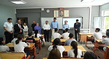 2023-2024 Eğitim-Öğretim dönemi son gününde çocukların karne heyecanına Kartepe Kaymakamı Hasan Öztürk ve Kartepe Belediye Başkanı Av.M.Mustafa Kocaman da ortak oldu