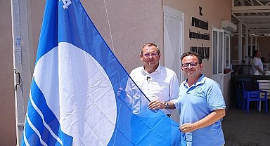  Ayvalık Belediyesi işletmelerinin bu yıl da kazandığı Mavi Bayraklar düzenlenen törenlerle göndere çekildi