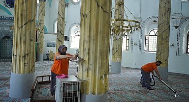 Ayvalık Belediyesi, yaklaşan Kurban Bayramı öncesi ibadethanelerdeki temizlik çalışmalarına hız verdi