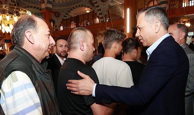 Bakan Yerlikaya, Konya'da vatandaşlarla bayramlaştı