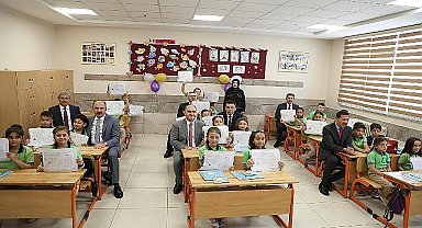 Başkan Altay Öğrencilerin Karne Heyecanına Ortak Oldu