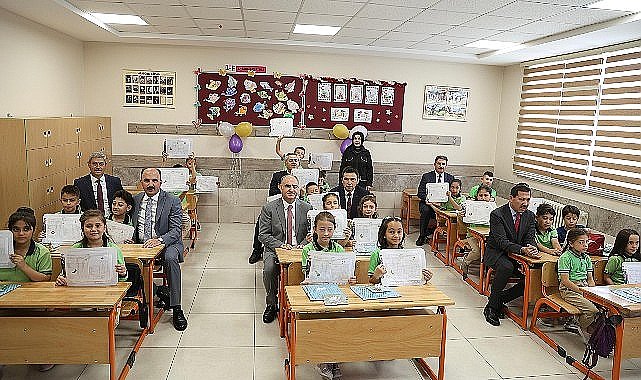 Başkan Altay Öğrencilerin Karne Heyecanına Ortak Oldu