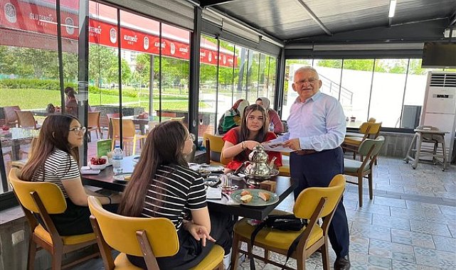 Başkan Büyükkılıç, Glütensiz Kafe ve Emirgan Kafe'de öğrencilerle buluştu