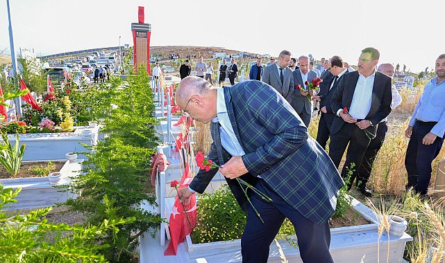 Başkan Er, vatandaş ve görev başındaki personelle bayramlaştı