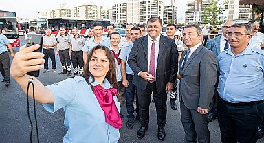 Başkan Tugay 05.30'da ESHOT personeliyle bayramlaştı