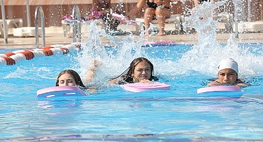 Bayraklı'da çocuklar için yüzme kursu